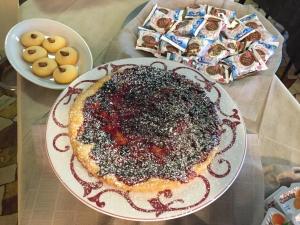 einen Kuchen auf einem Teller auf dem Tisch mit Snacks in der Unterkunft Hotel New Primula in Rimini