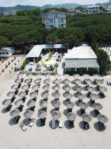 una vista aérea de una playa con sombrillas en la arena en Hotel Monaco & Garden, en Golem