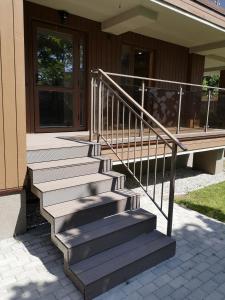 un conjunto de escaleras delante de una casa en Lavender Home ground floor, en Juodkrantė