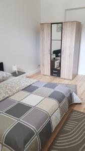 Un dormitorio con una cama y un espejo grande. en Modern Apartment First Floor, en Bruselas