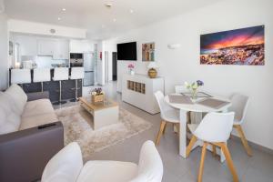 TV a/nebo společenská místnost v ubytování Apartamentos Mónaco by Garvetur