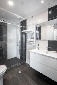 a bathroom with a toilet and a sink and a shower at Apartamentos Mónaco by Garvetur in Albufeira