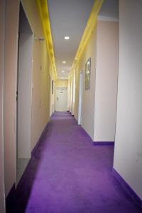einen leeren Flur mit einem lila Korridor in der Unterkunft Aurellia Apartments in Wien