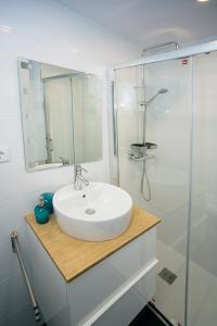 ein Bad mit einem Waschbecken und einer Glasdusche in der Unterkunft MONKÓ LOVELY, QUIET & CENTER SEA VIEWS o in Torremolinos