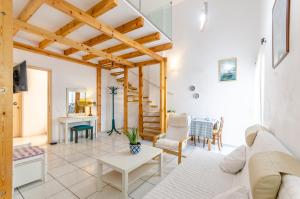 A seating area at Happiness Apartments