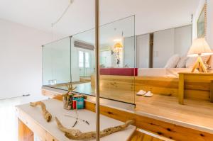 A bathroom at Happiness Apartments Még 37 kép