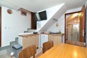 Kuchyň nebo kuchyňský kout v ubytování Apartments Fazana 765