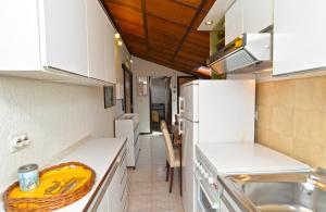 Kuchyň nebo kuchyňský kout v ubytování Apartments Fazana 765