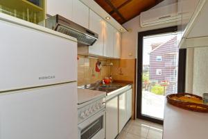 Kuchyň nebo kuchyňský kout v ubytování Apartments Fazana 765