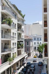 雅典Central Cozy Apartments in Plaka by UPSTREET的享有城市街道的汽车景致