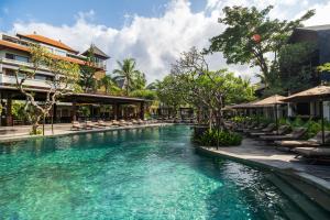 Bazén v ubytování Ramayana Suites and Resort nebo v jeho okolí