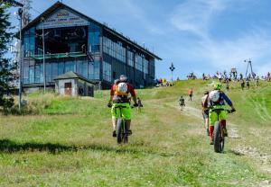 - un groupe de personnes à vélo sur une colline dans l'établissement Czarny Potok 11/14, à Krynica-Zdrój