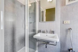 ein Bad mit einem Waschbecken und einer Dusche in der Unterkunft BDC - King Termini Apartment in Rom