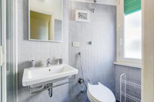 ein Bad mit einem Waschbecken und einem WC in der Unterkunft BDC - King Termini Apartment in Rom
