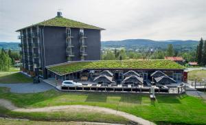 een luchtzicht op een gebouw met een groen dak bij Bergshotellet in Järvsö
