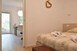 1 Schlafzimmer mit 2 Betten und einem Wandspiegel in der Unterkunft Casa Mamma Pina in Arco