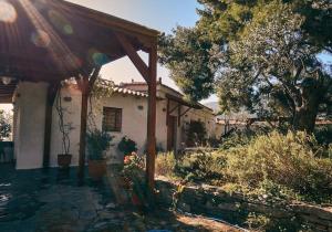 une maison avec une terrasse couverte et un toit dans l'établissement Estate with amazing views of Poros, à Poros