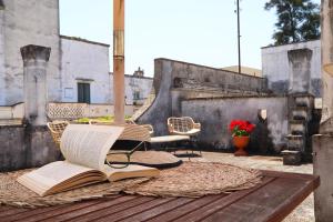 un livre ouvert assis au-dessus d'une table dans l'établissement Agriturismo Francesca Stajano, à Alezio