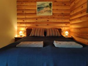 Кровать или кровати в номере Brīvdienu mājiņas Zemzari
