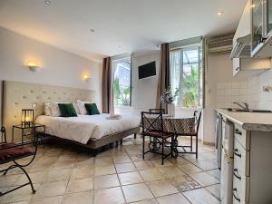 a bedroom with a bed and a table and chairs at Residence Chryseis in Cannes