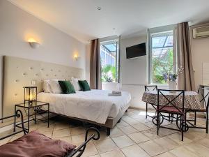 a bedroom with a bed and a table and chairs at Residence Chryseis in Cannes