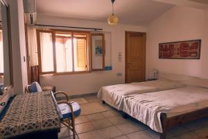 une chambre avec deux lits et une fenêtre dans l'établissement Estate with amazing views of Poros, à Poros