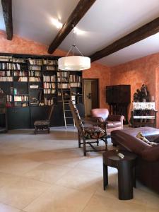 een woonkamer met veel boekenplanken bij La Teze in Le Castellet