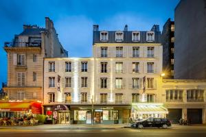 un edificio con un coche aparcado delante de él en Courcelles Etoile, en París