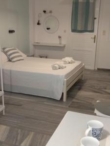 - une chambre avec un lit et des serviettes dans l'établissement Alex Studios Tinos, à Tinos