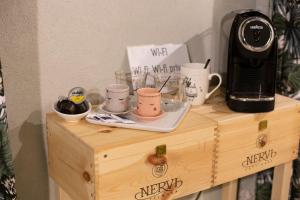 ein Tisch mit einer Kaffeemaschine und Tassen darauf in der Unterkunft La Pitta in Gattinara