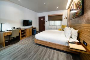 Afbeelding uit fotogalerij van SureStay Plus Hotel by Best Western AC LUXE Angeles City in Angeles