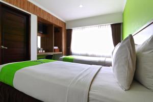 เตียงในห้องที่ Hotel Bumi Makmur Indah