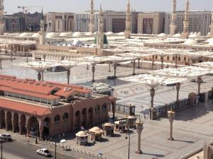 Blick auf eine Stadt mit Gebäuden und Straßenbeleuchtung in der Unterkunft Saraya Harmony Hotel C in Medina