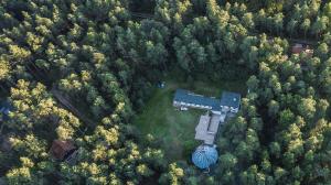 een luchtzicht op een huis midden in een bos bij Krokodyl in Mielno