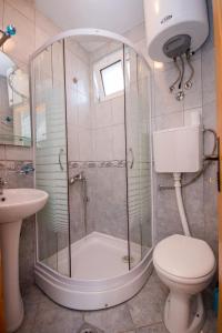 Ett badrum på Apartments Duskic