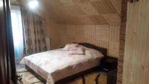 Ένα ή περισσότερα κρεβάτια σε δωμάτιο στο BEE HOUSE Поляниця Апартаменти