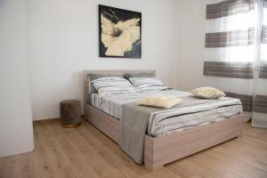 sypialnia z łóżkiem z 2 poduszkami w obiekcie Le Casette di Alice w mieście Scoglitti