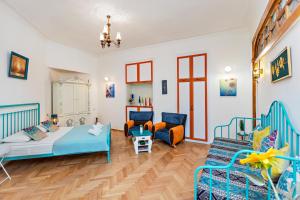 een slaapkamer met een bed en stoelen in een kamer bij ★ Blue Door Rhapsody ★ - Special Stay In Old Town! in Tbilisi City