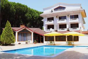 una villa con piscina di fronte a un edificio di Hotel Pishat e Buta a Golem
