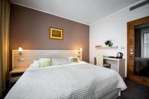 Uma cama ou camas num quarto em Hotel Mlynska