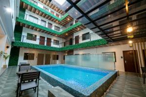 een groot zwembad in een gebouw bij SureStay Plus Hotel by Best Western AC LUXE Angeles City in Angeles