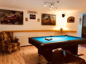 Biliár nebo kulečník v ubytování Hotel Berghof