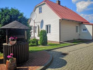 a house with a grill in front of a house at Villa Centrum Młodości in Augustów