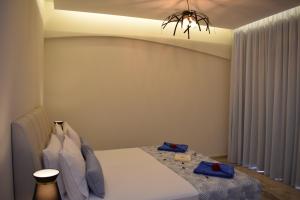 um quarto com uma cama e um lustre em Myrtis Spa Hotel em Plakiás