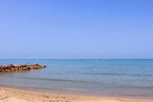 Pantai di atau di dekat hotel