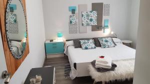 Un pat sau paturi într-o cameră la Apartamento Madrid dBA3