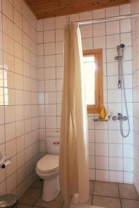 une salle de bain avec toilettes et douche dans l'établissement Estate with amazing views of Poros, à Poros