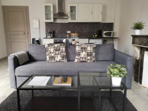 a living room with a blue couch and a table at Appartement du GET in Revel