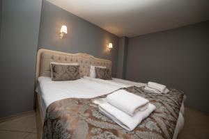 Un pat sau paturi într-o cameră la HHK Hotel Downtown