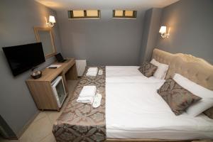 Postel nebo postele na pokoji v ubytování HHK Hotel Downtown